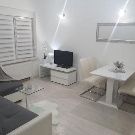 Apartman Kristina - Self Check In & Check Out Otočac Exteriör bild